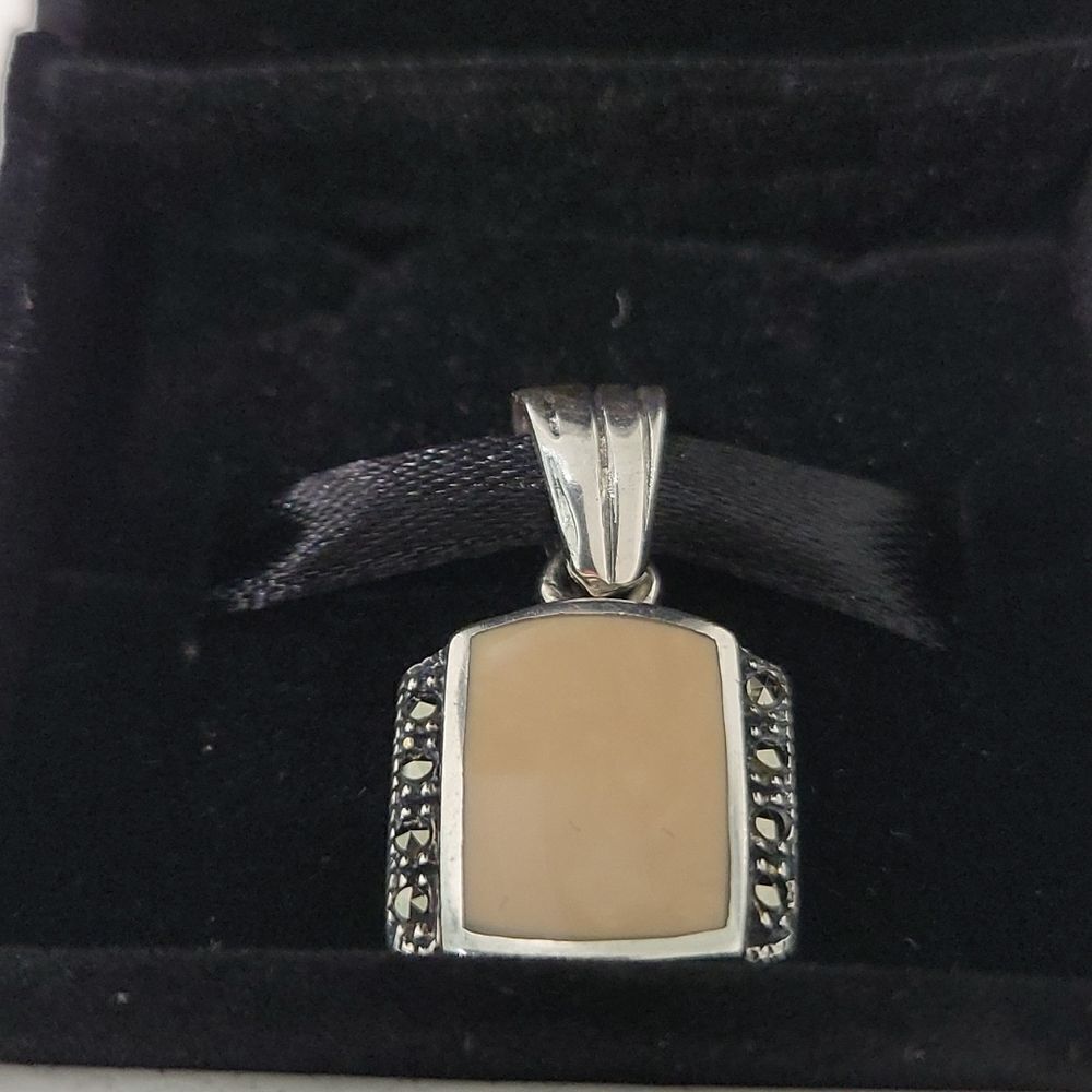 Silver Earings and Pendant Set - Picture 4 of 6